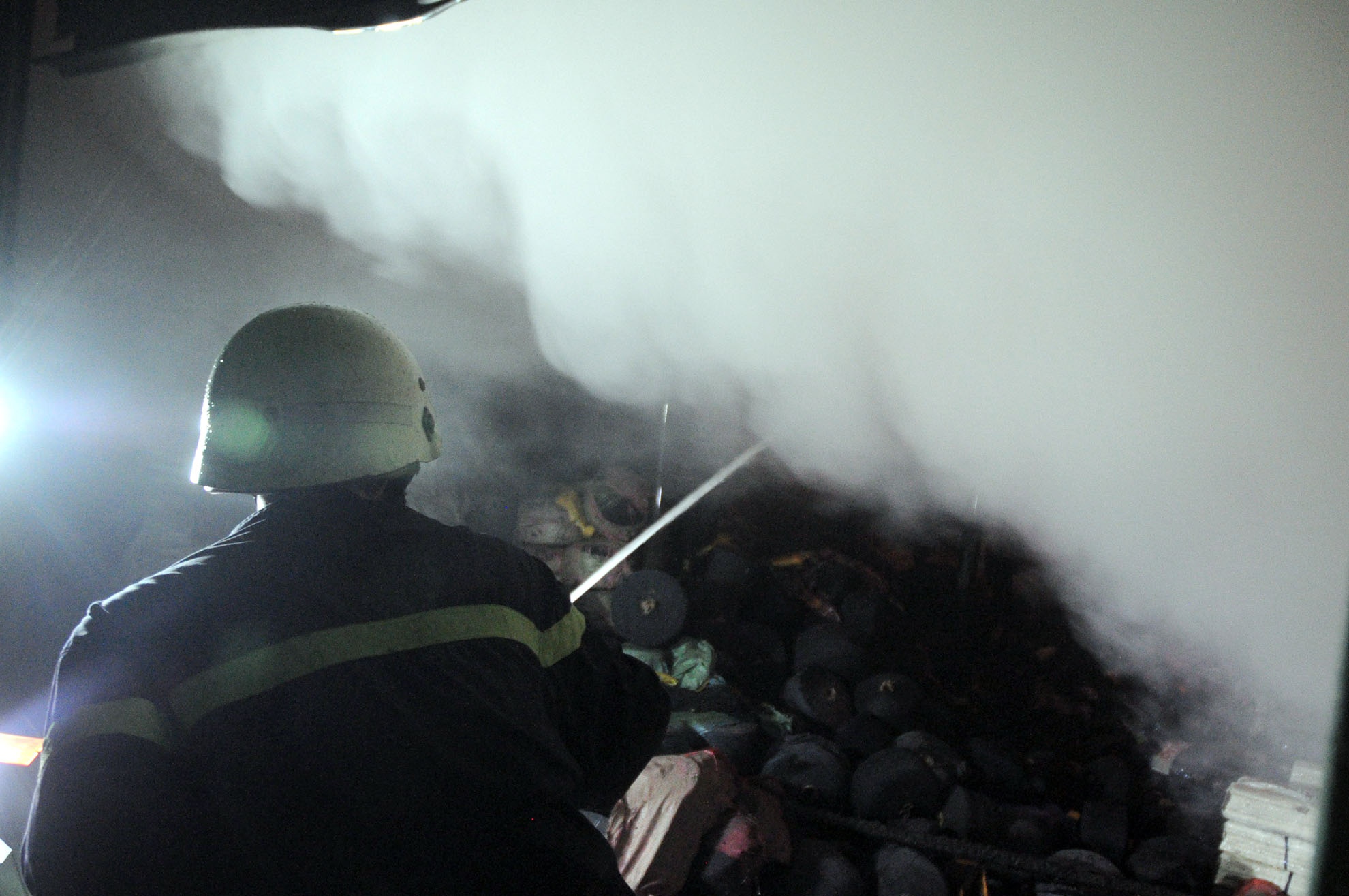 Nhận được tin, lực lượng PCCC của 4 quận huyện gồm: Tân Phú, Bình Tân, Quận 6, Quận 11 đã huy động hơn 120 chiến sĩ cùng hàng chục xe chữa cháy đến hiện trường.