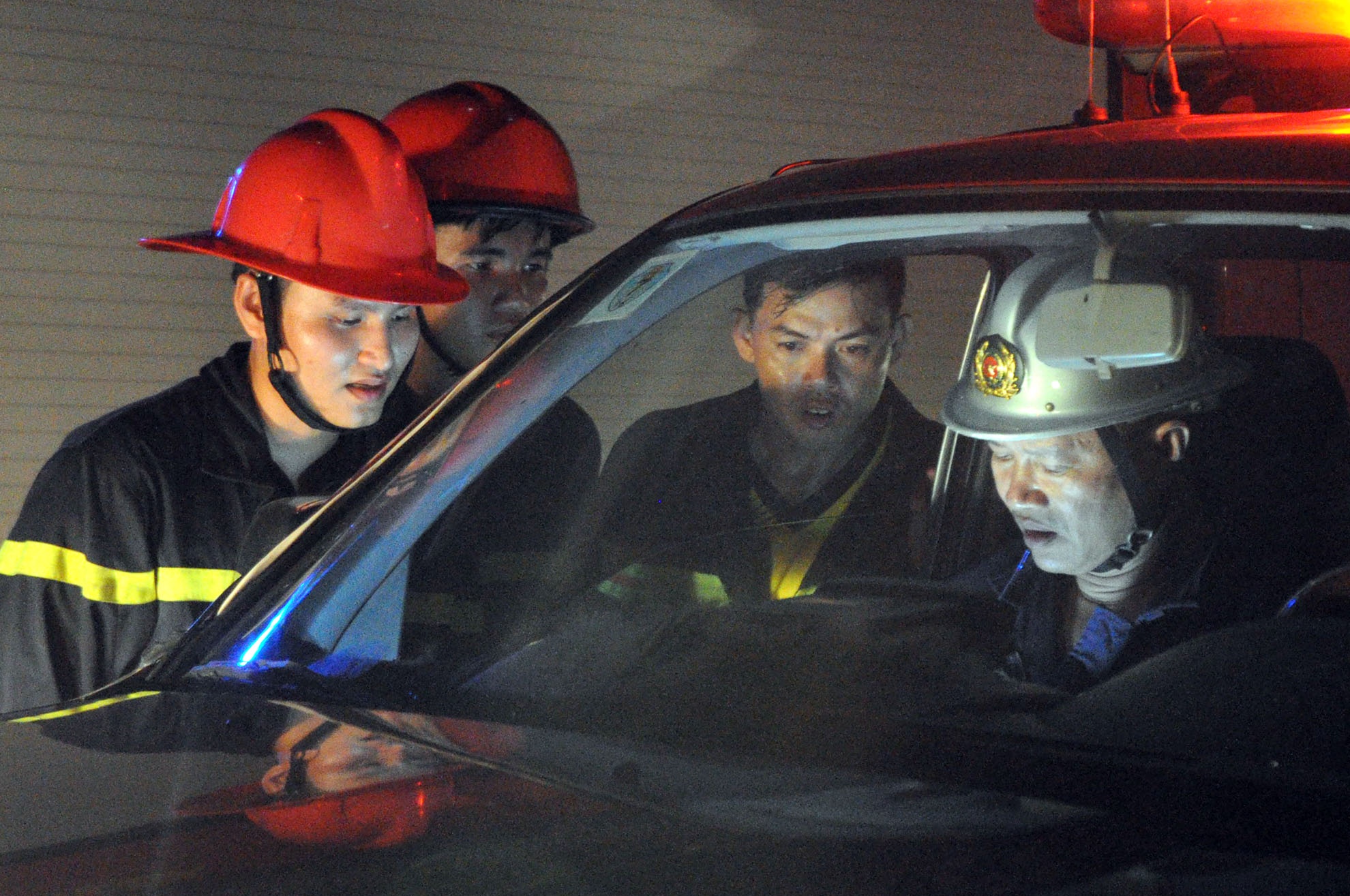 Công tác cứu hộ nhanh chóng được triển khai để khống chế ngọn lửa không cho cháy lan rộng ra khu dân cư.