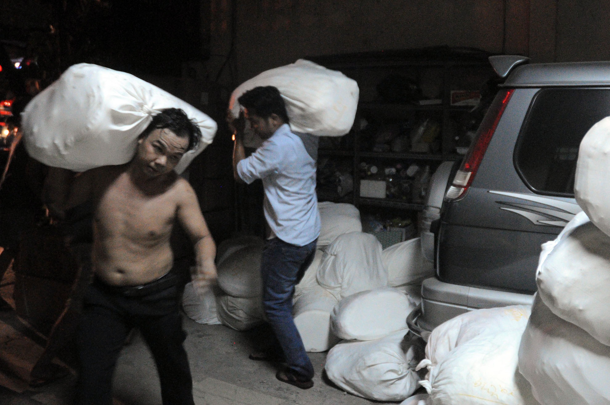 Người dân vận chuyển những đồ đạc còn sót lại sau vụ cháy ra khỏi hiện trường.