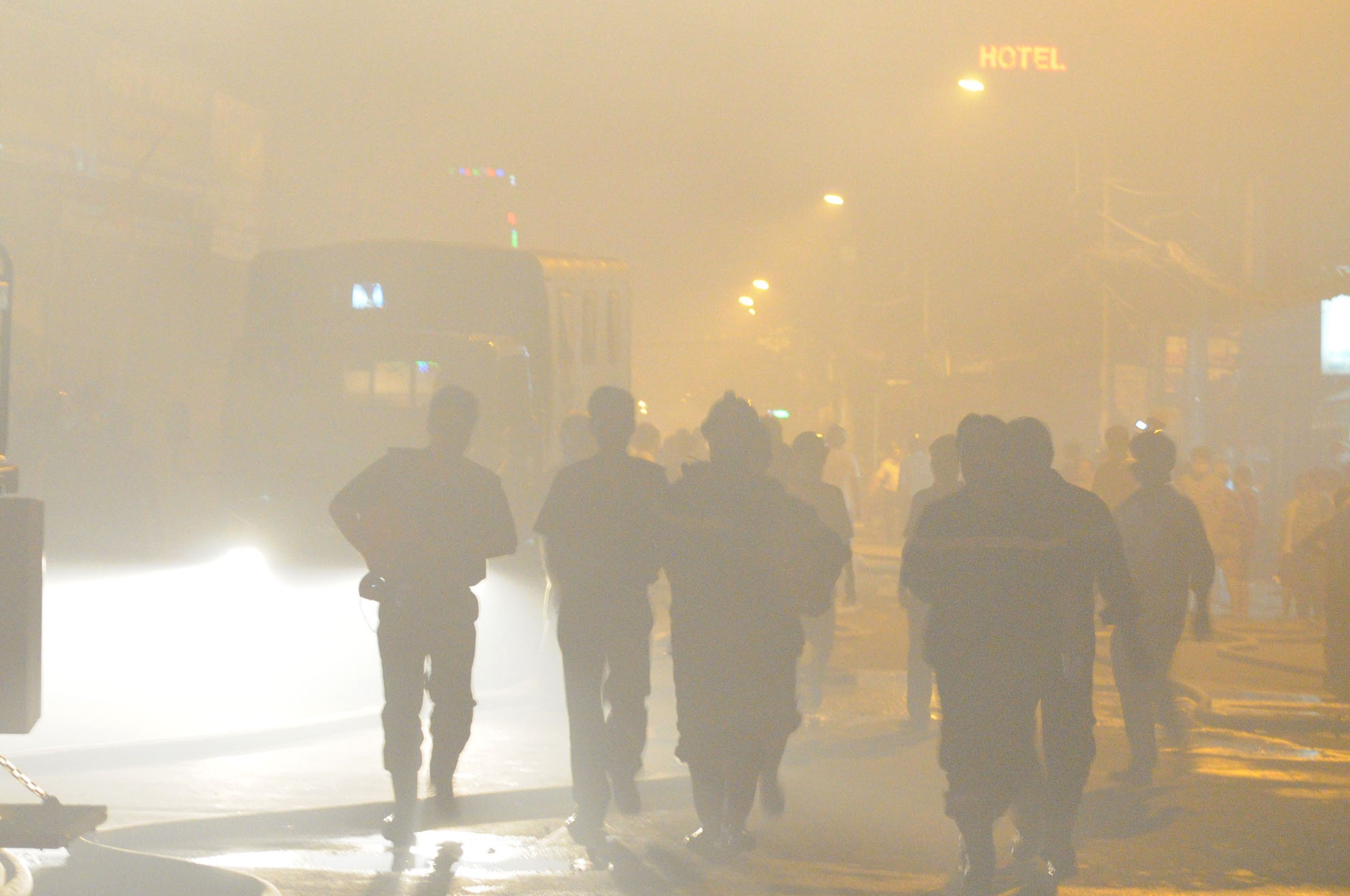 Vụ cháy khiến toàn bộ khu dân cư bị cắt điện, khói bao trùm hàng km.