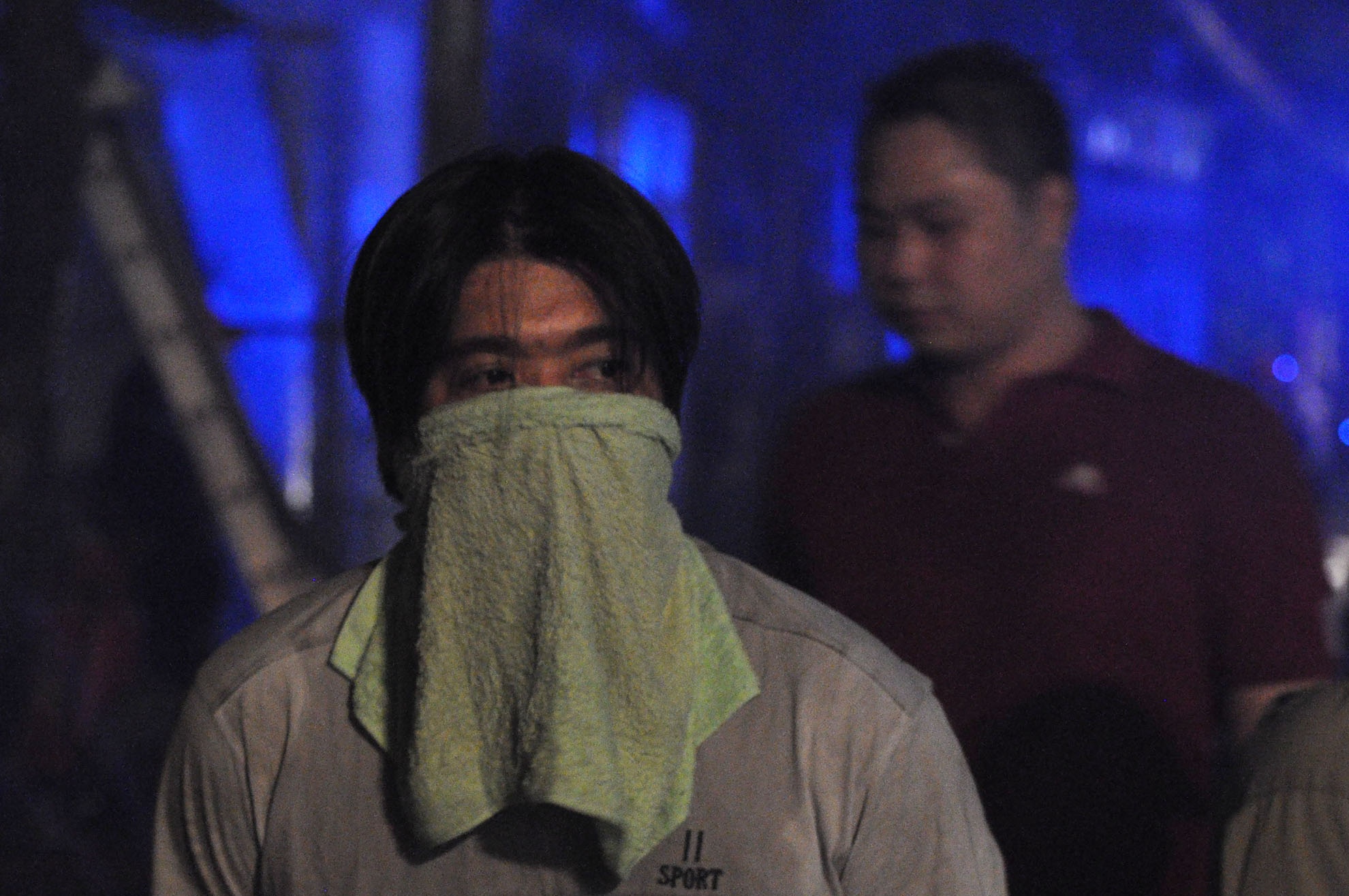 Người dân sinh sống gần hiện trường phải sử dụng khẩu trang, khăn ướt để chống hít khói độc.