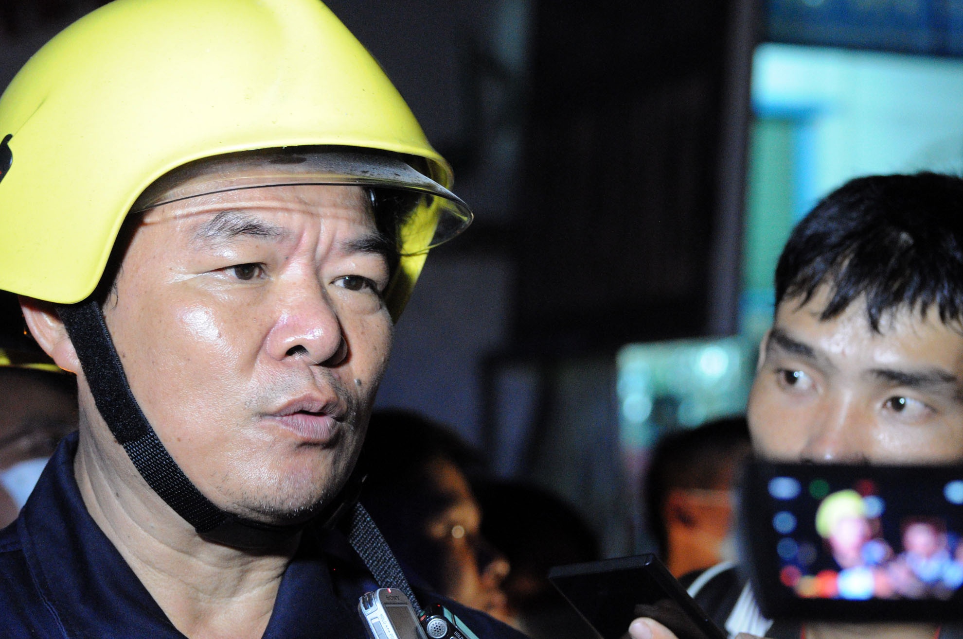 Đại tá Nguyễn Văn Băng- PGĐ PCCC TP.HCM trực tiếp có mặt chỉ đạo và trả lời báo chí về công tác triển khai và thiệt hại của vụ cháy. Bước đầu xác định nguyên nhân vụ cháy là do chập điện.