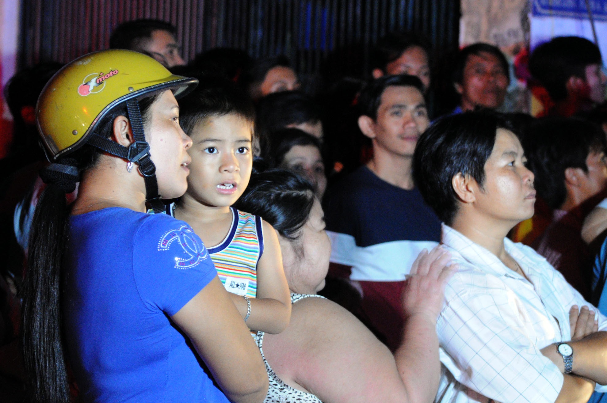 Hàng trăm người dân kéo đến theo dõi hiện trượng. Đến 21 giờ cùng ngày, ngọn lửa cơ bản được khống chế. Tuy nhiên hơn 700 m2 của hai nhà xưởng bị thiêu rụi hoàn toàn, không có thiệt hại về người.
