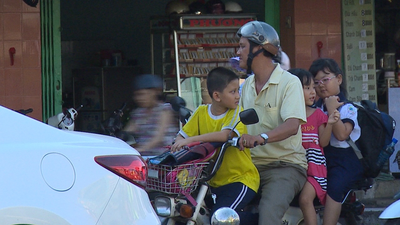 Nhieu tre o TP HCM khong doi mu bao hiem khi ra duong hinh anh