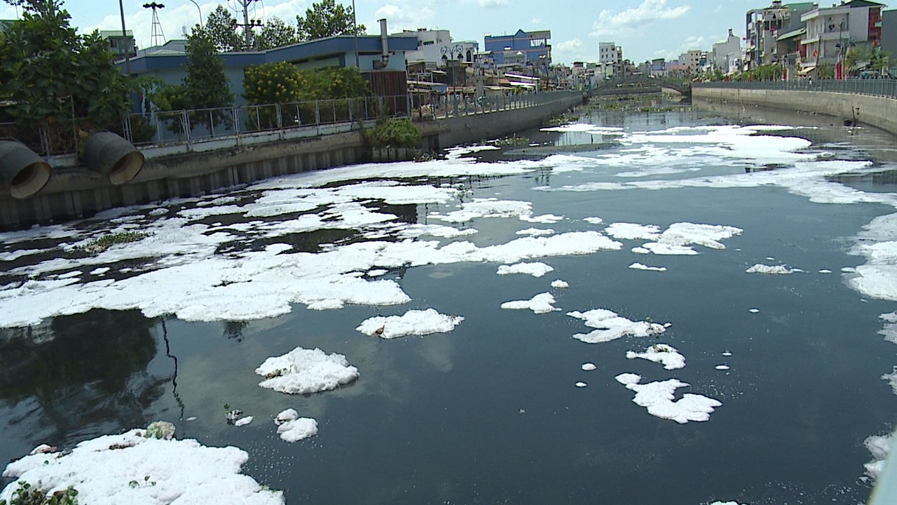 Rac thai un u tren kenh Tan Hoa - Lo Gom sau khanh thanh hinh anh