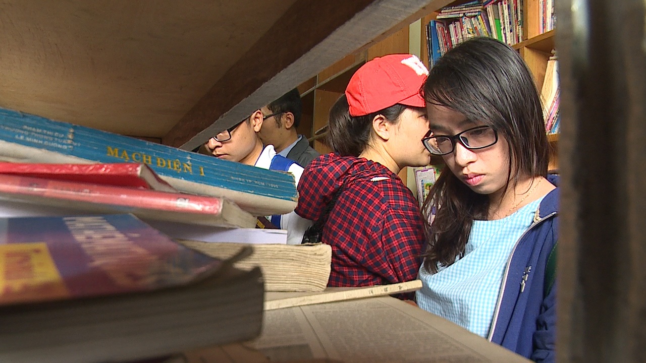 Gioi tre Sai Gon giai cuu 10 tan sach cu hinh anh