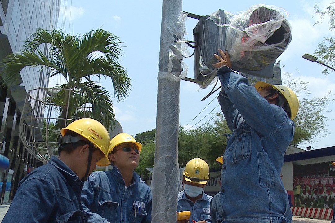 Den tin hieu giao thong co am thanh o Sai Gon hinh anh