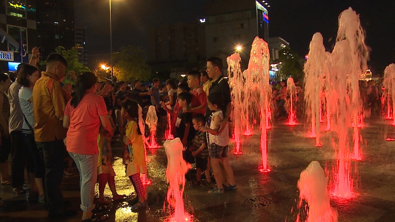 Thuong thuc man nhac nuoc o pho di bo Sai Gon hinh anh