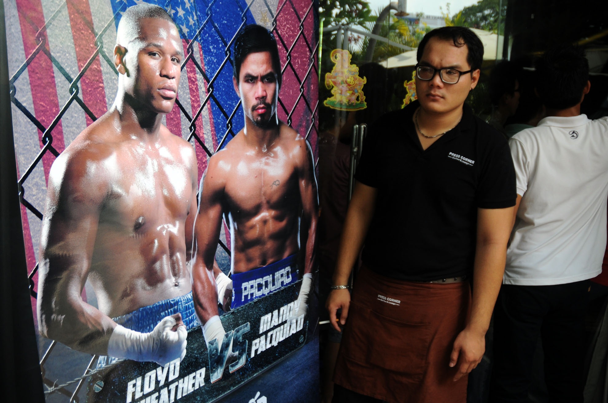 Sáng 3-5, Trận đấu Boxing giữa võ sĩ Mayweather (Mỹ) và Pacquiao (Philippines) được người hâm mộ toàn thế giới chờ đợi. Tại TP.HCM, báo Thể thao Việt Nam tổ chức trình chiếu trận đấu phục vụ người hâm mộ