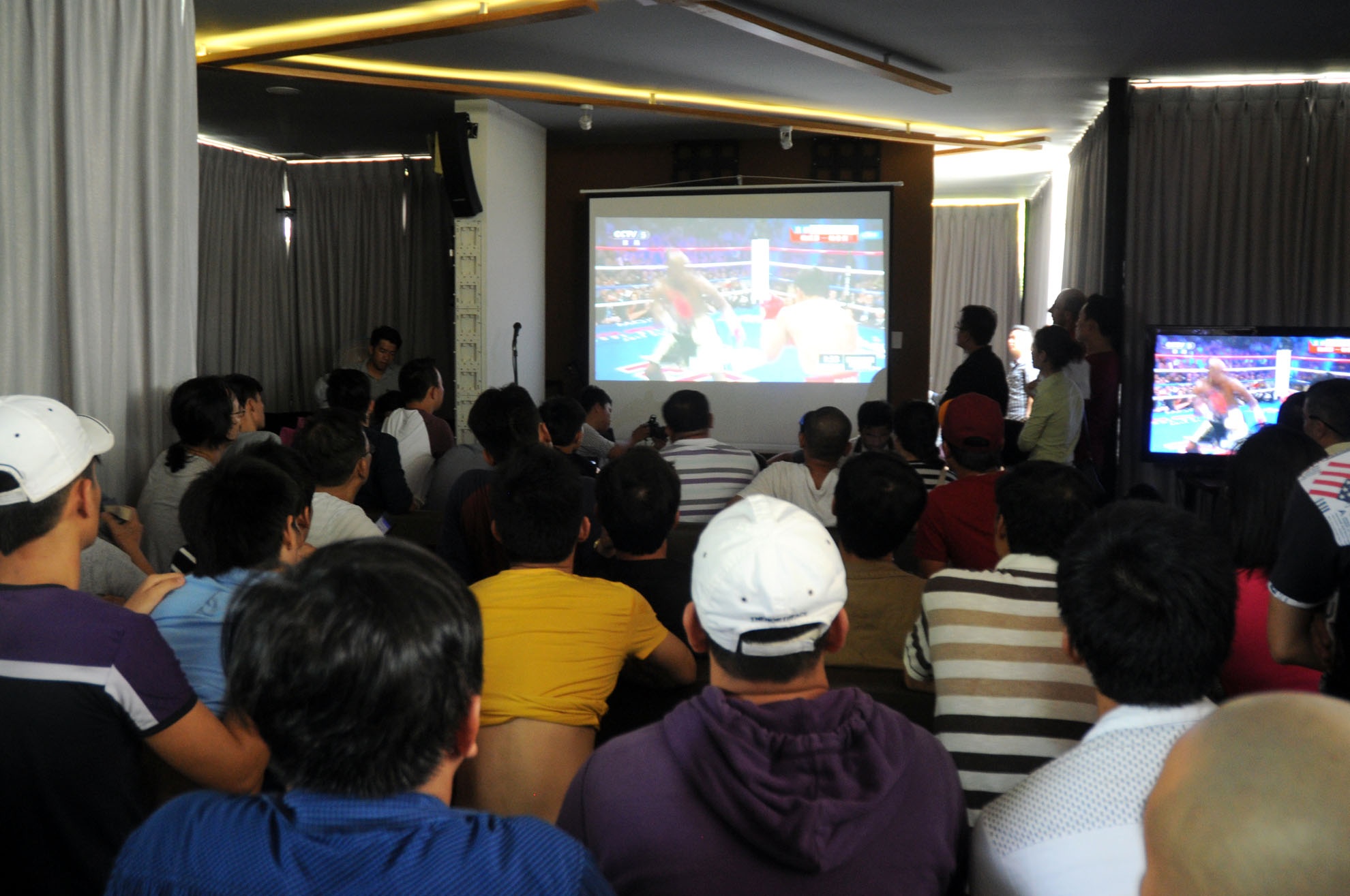 Hàng trăm người tham gia theo dõi trận đấu đầy kịch tính giữa hai võ sĩ huyền thoại làng quyền anh thế giới.