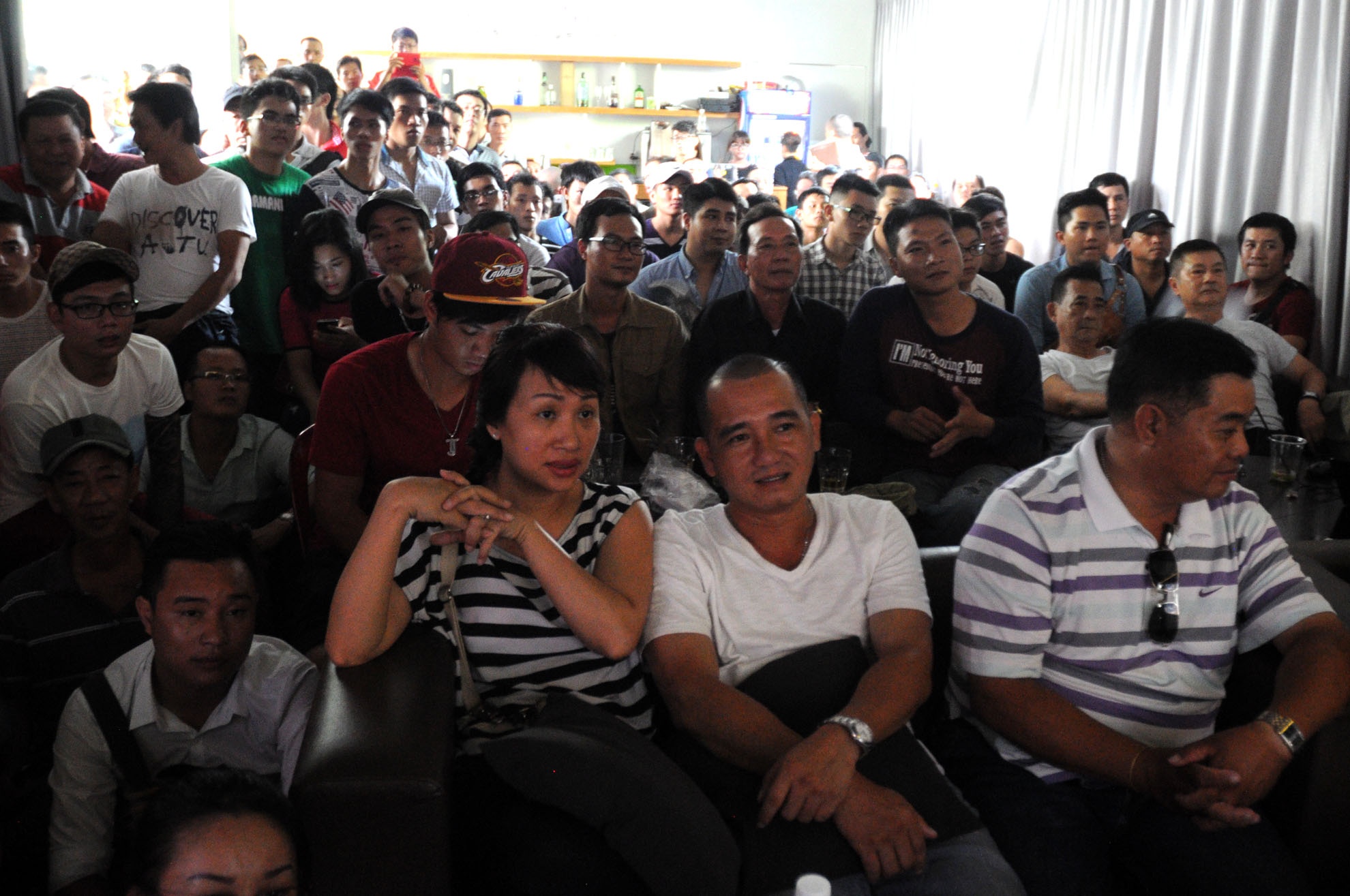 Nhiều khán giả nữ hâm mộ cũng đến để theo dõi diễn biến của cuộc so găng đỉnh cao