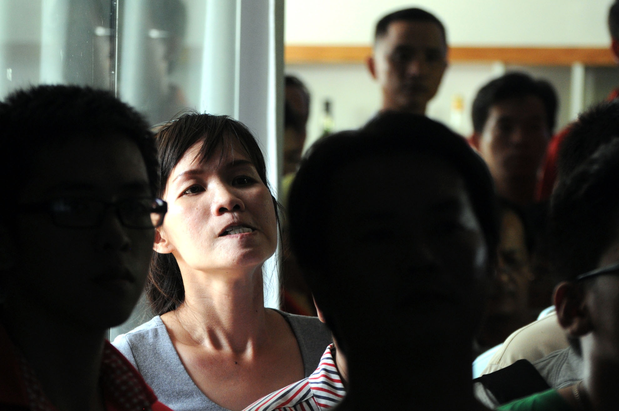 Một khán giả nữ phản ứng khi chứng kiến những cú ra đòn mạnh mẽ và quyết liệt của cả hai võ sĩ.