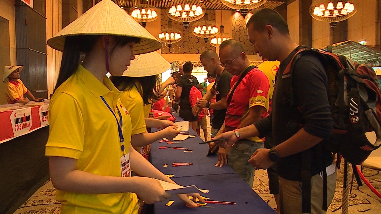 Cac VDV dang ky VNG Ironman 70.3 Viet Nam tai Da Nang hinh anh