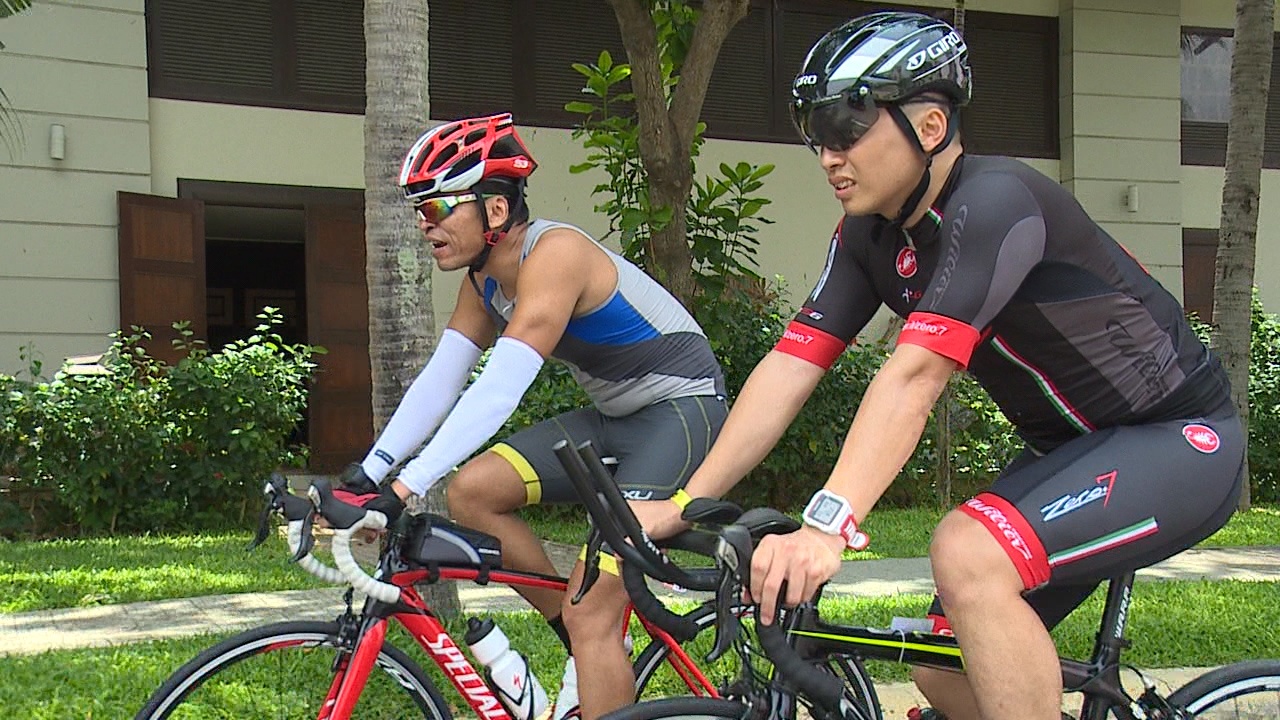 Cac VDV tich cuc tap luyen cho cuoc thi Ironman 70.3 hinh anh