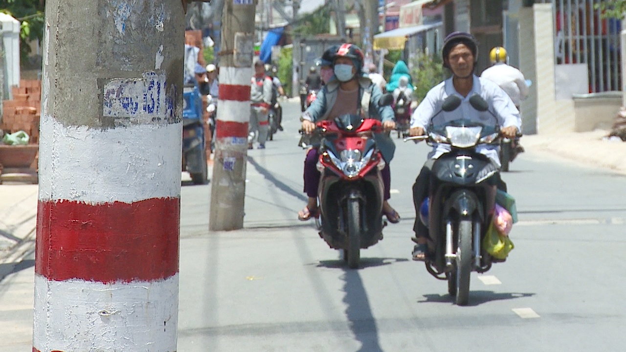 Chay xe giua 'rung' cot dien hinh anh