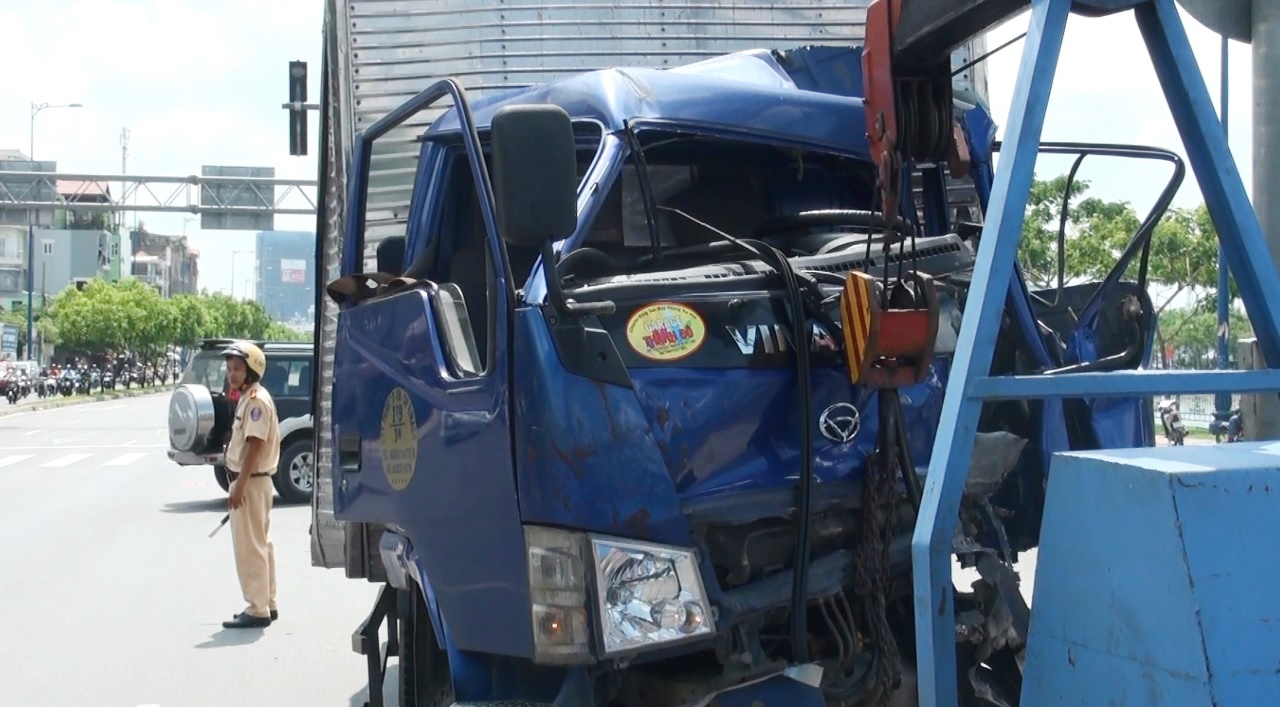 Xe tai dinh chat tru den, hai nguoi trong thuong hinh anh