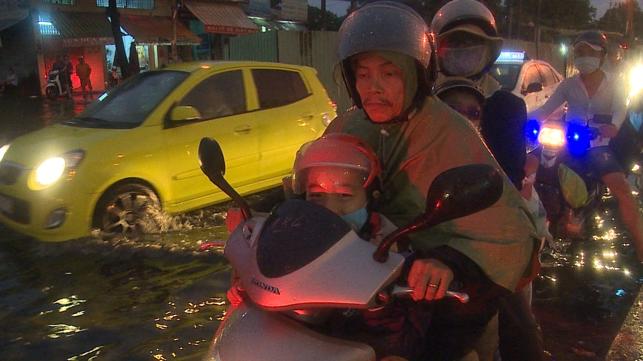 Duong Sai Gon ngap nang sau con mua lon hinh anh