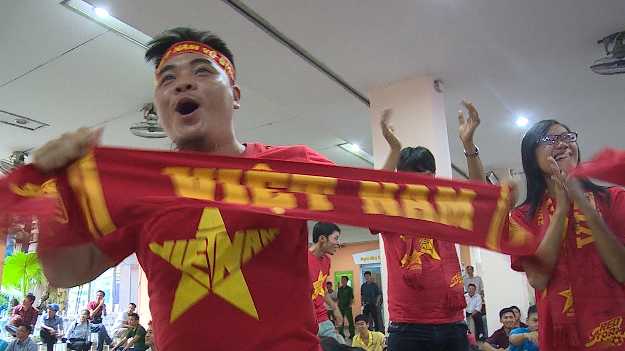 Nguoi ham mo o Sai Gon trong tran ra quan cua U23 Viet Nam hinh anh