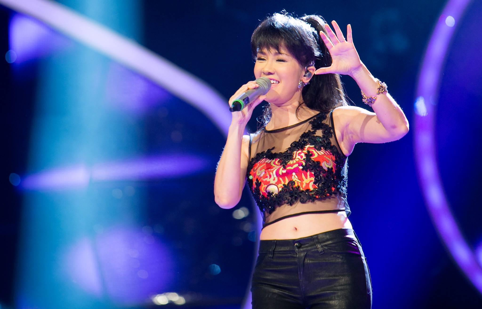 Hong Nhung the hien 'I don't know' hinh anh