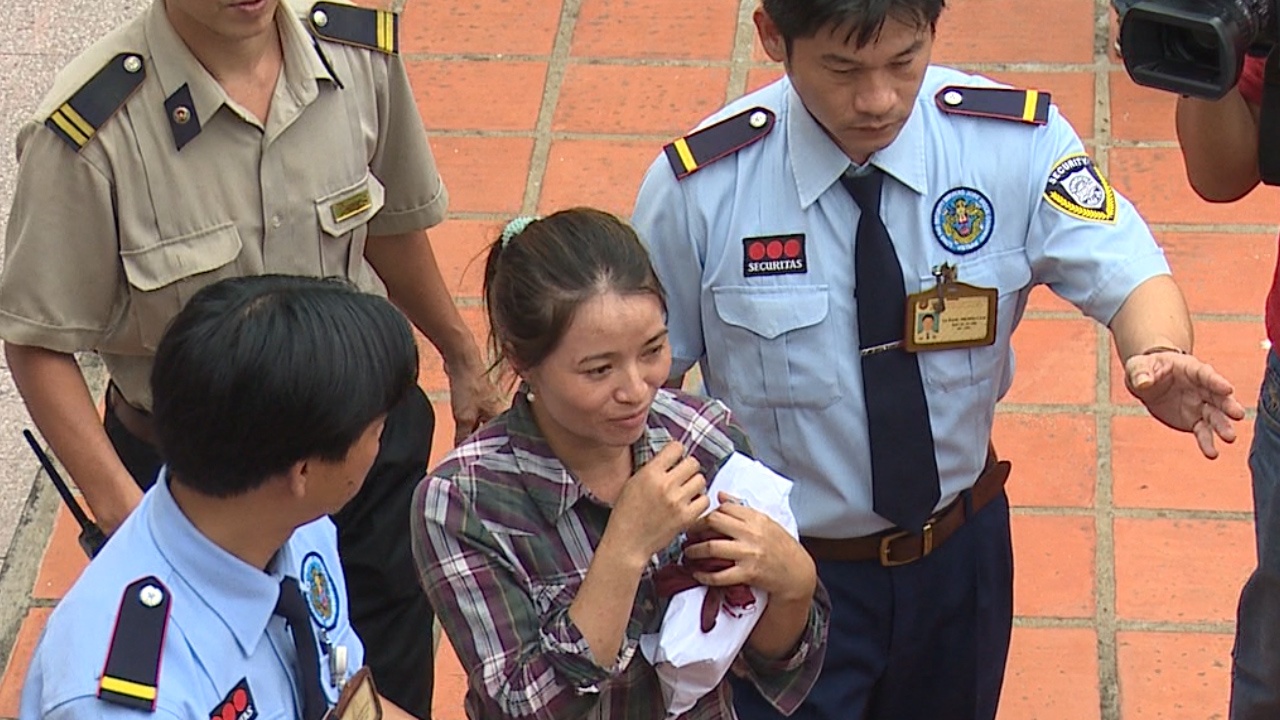 Clip niem vui cua chi ve chai khi nhan duoc 5 trieu yen hinh anh