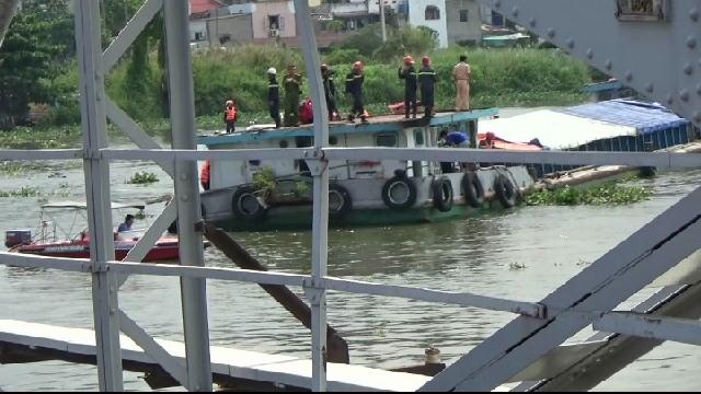 Clip sa lan tram tan tiep tuc ket duoi cau Binh Loi hinh anh