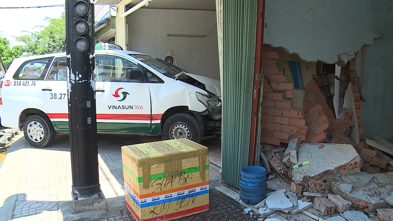 Taxi mat lai dam sap nha dan o Sai Gon hinh anh