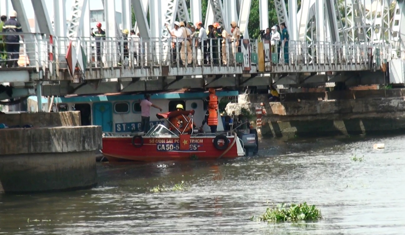 Giai cuu sa lan tram tan mac ket duoi cau Binh Loi hinh anh
