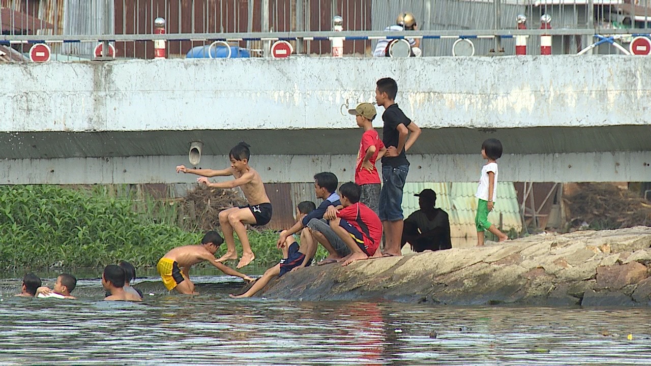 Tre em thi nhau nhay cau xuong kenh Tau Hu hinh anh