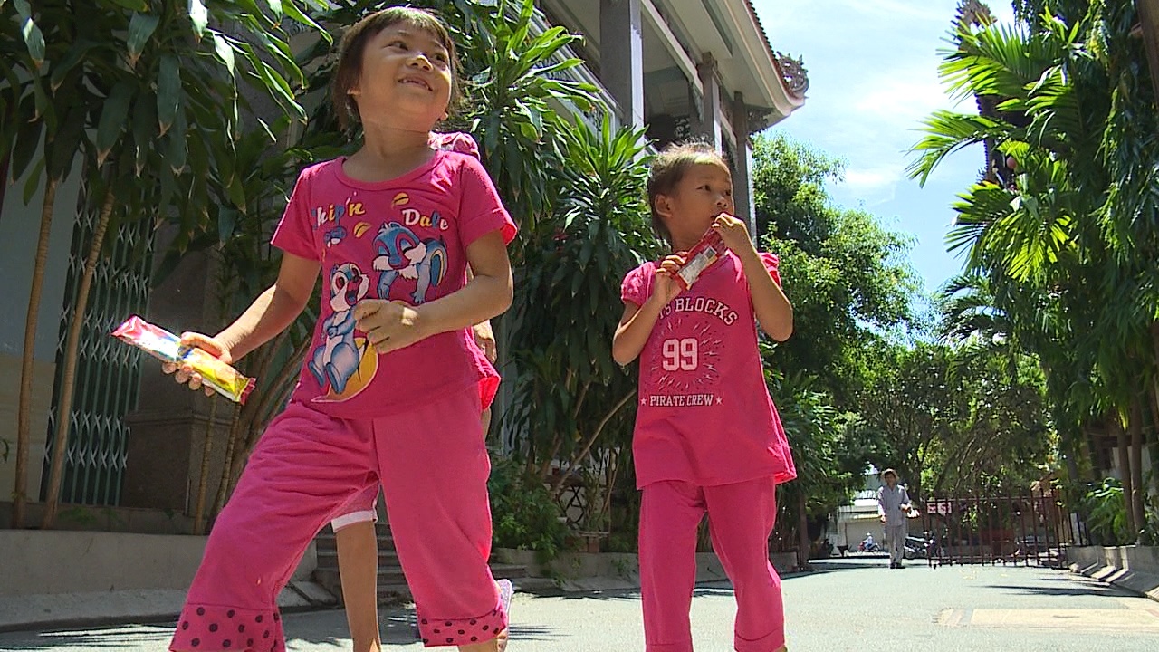 Cuoc song day du cua hai chi em Huyen - Thoai trong chua hinh anh