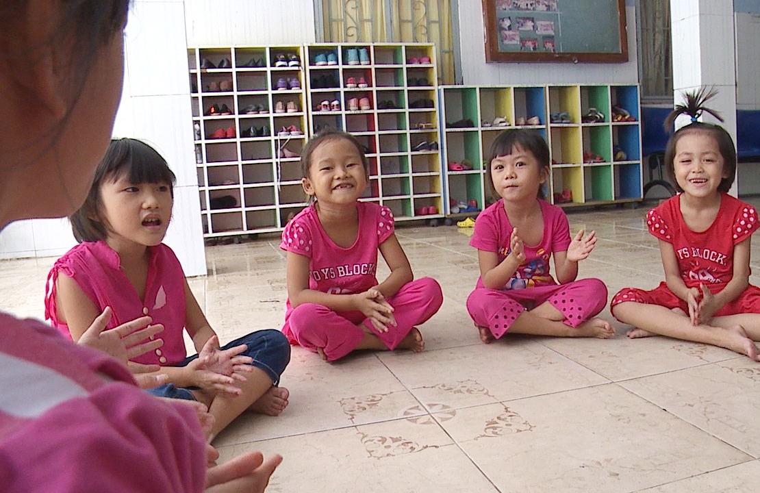 Gần một tháng ở trung tâm, hai bé Huyền - Thoại đã thích nghi với cuộc sống nơi đây. Điều quan trọng, các em không còn sống lay lắt ngoài vỉa hè như trước