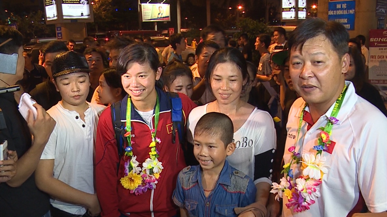 San bay Tan Son Nhat nao nhiet vi su xuat hien cua Anh Vien hinh anh