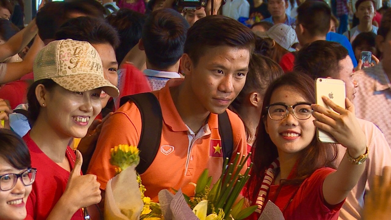 CDV Sai Gon vay kin Cong Phuong va dong doi o san bay hinh anh