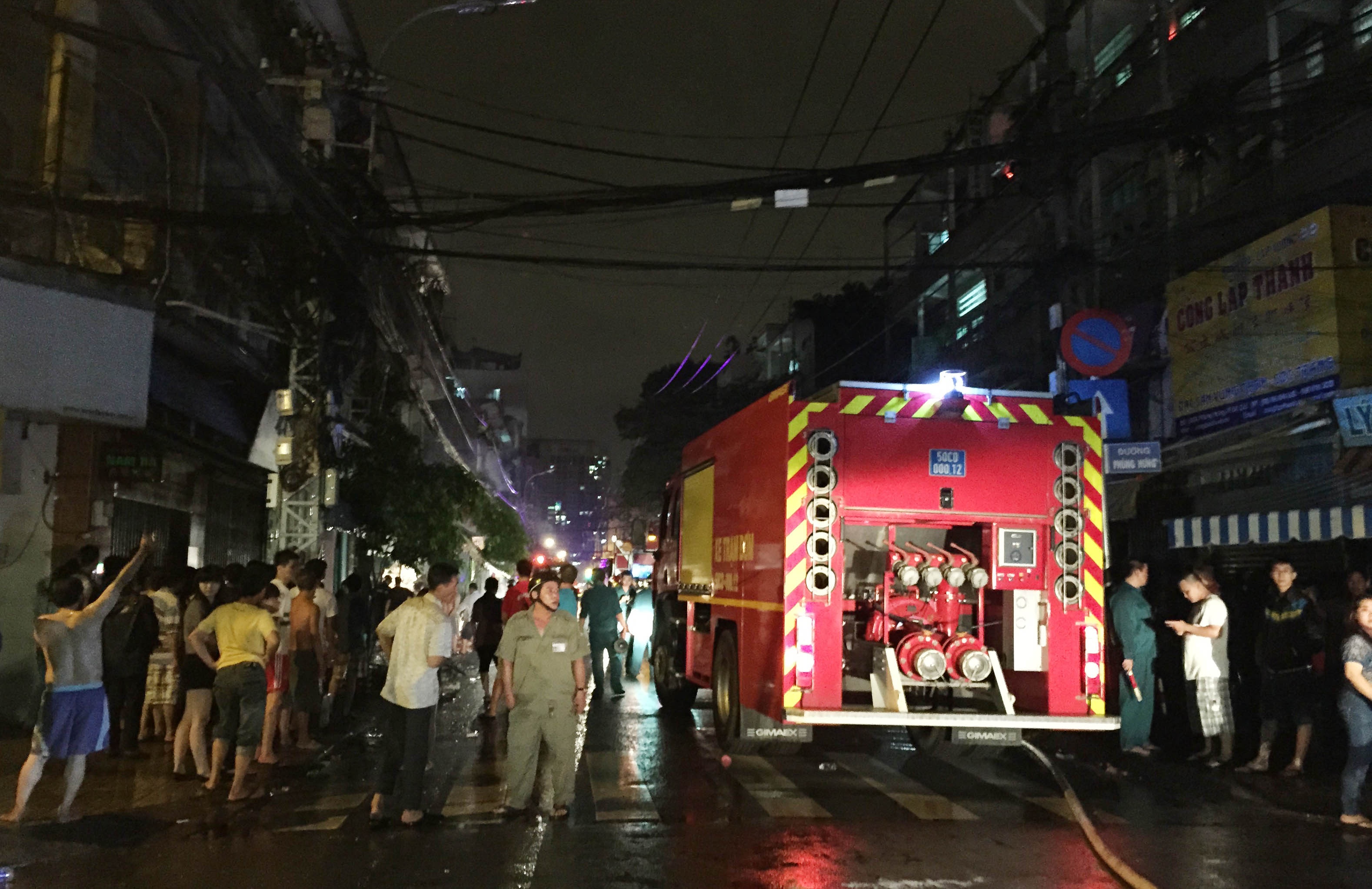 Clip hien truong vu chay chung cu trong dem, hang tram nguoi thao chay hinh anh