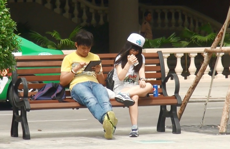 Ghe lam bang go cay co thu tram tuoi o pho di bo Sai Gon hinh anh