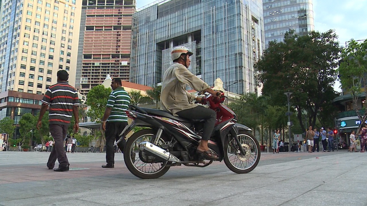 Chay xe may bang qua pho di bo Sai Gon hinh anh
