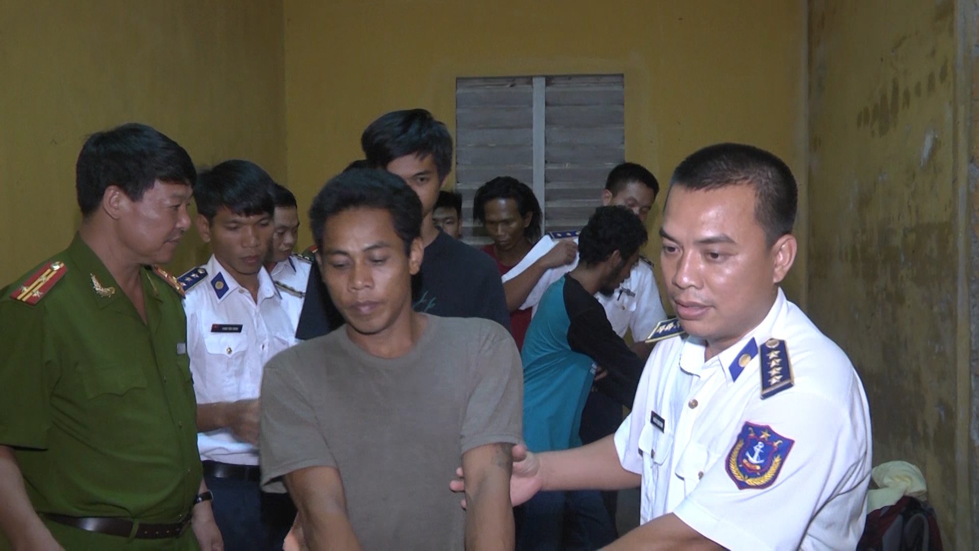 Ban giao 8 nghi pham cuop bien cho Bo Cong an hinh anh