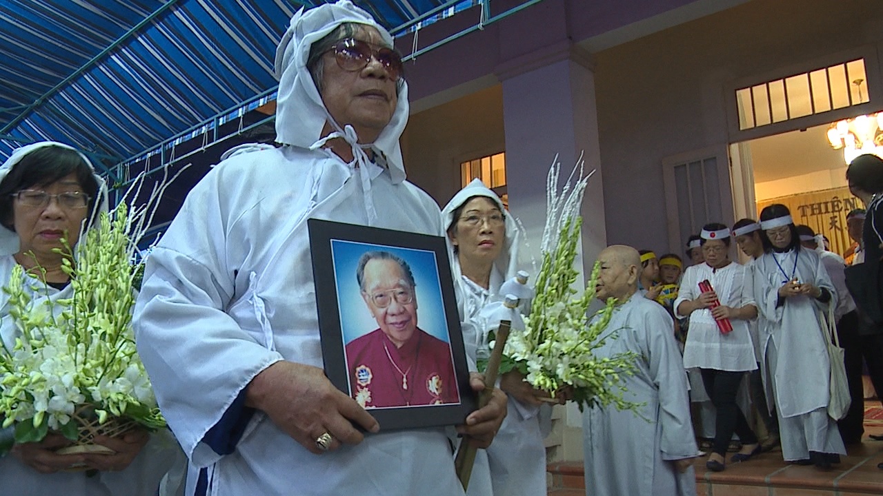 Tien giao su Tran Van Khe ve dat me hinh anh