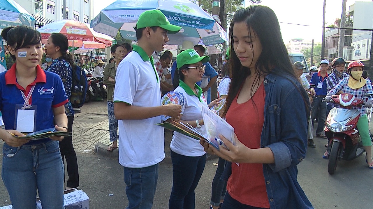 Thi sinh tat bat den diem dang ky du thi tai TP HCM hinh anh