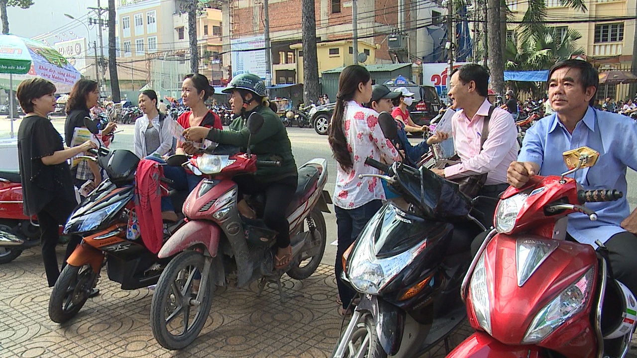 Phu huynh cho doi si tu trong nang nong 40 do C hinh anh