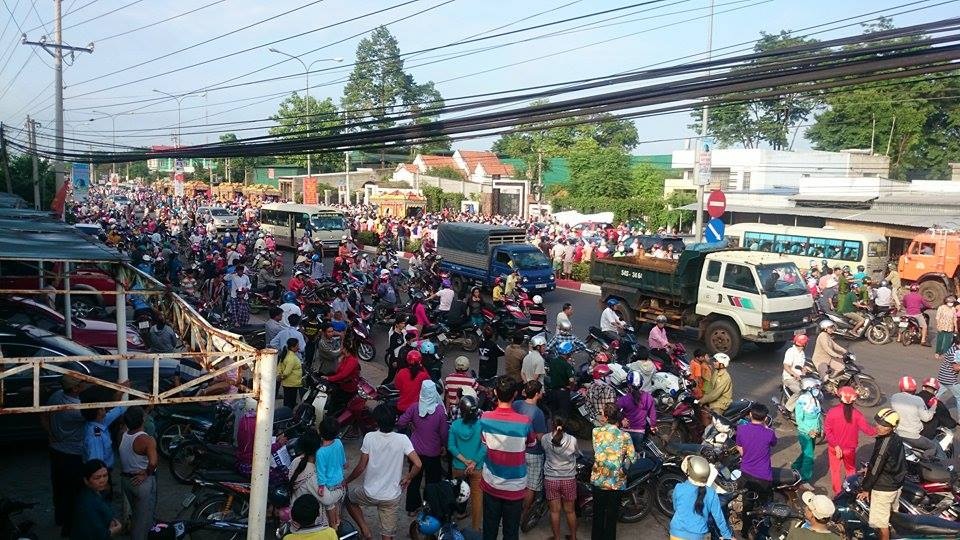 Hang nghin nguoi tien dua 6 nan nhan vu tham sat hinh anh