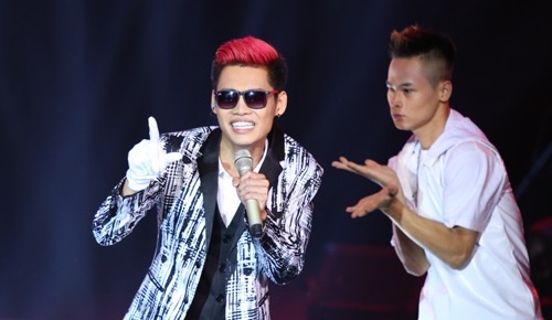 Huu Toan tu tin trinh bay ca khuc 'Dong cuoi