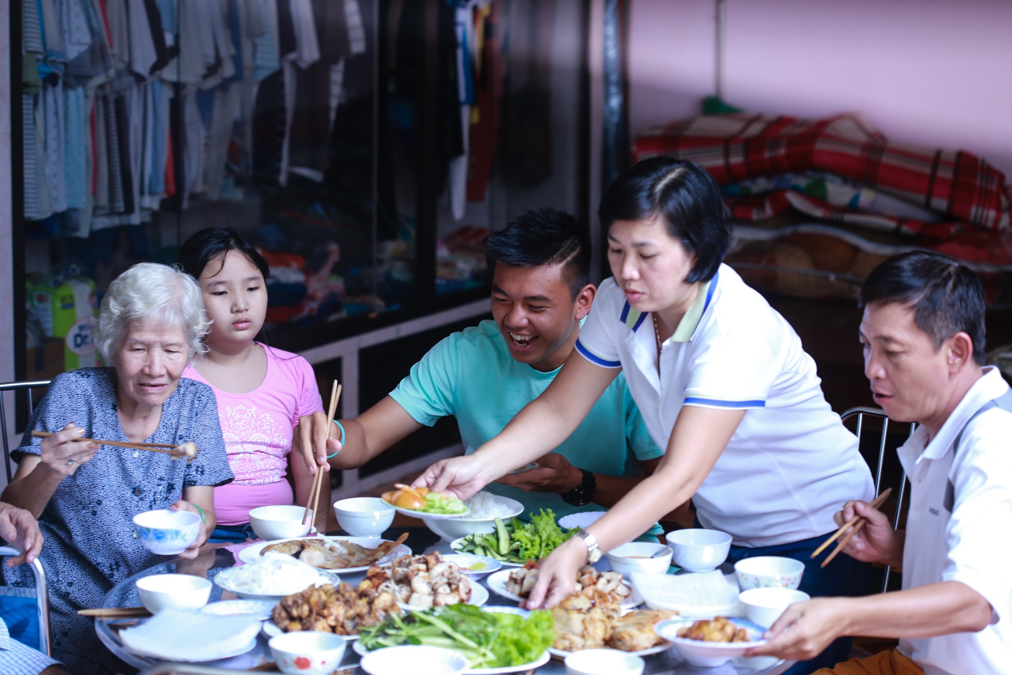 Bua com sum hop voi gia dinh cua Ly Hoang Nam hinh anh