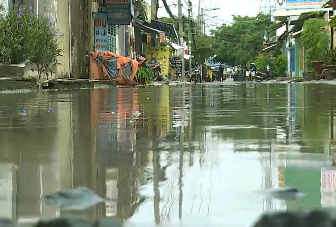 Nuoc ngap lenh lang giua troi nang o Sai Gon hinh anh