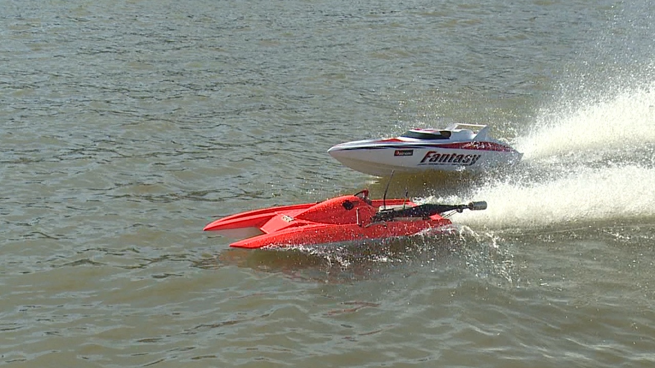 Cano mo hinh chay 80 km/h tren song Sai Gon hinh anh