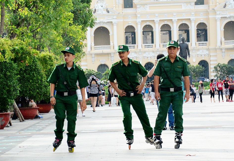 Thanh nien xung phong luot patin tren pho di bo Sai Gon hinh anh