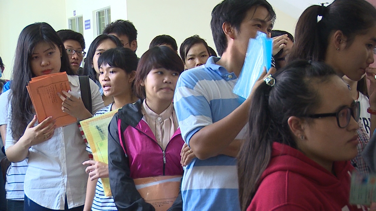 TP HCM: Phu huynh vat va rut ho so cung con hinh anh