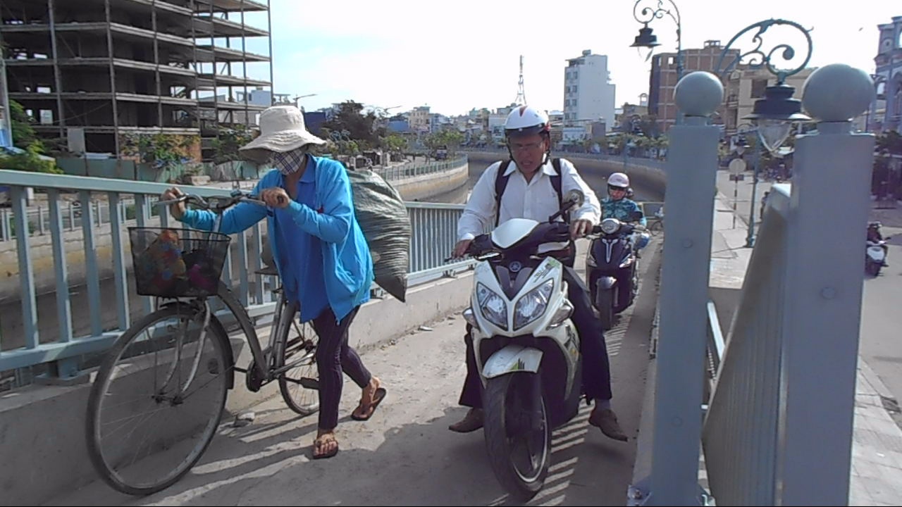 Canh xe may bang qua cau di bo o Sai Gon hinh anh