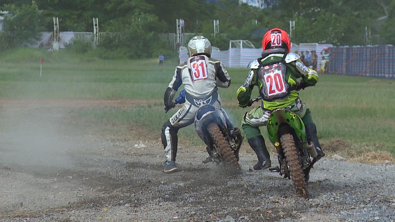 Tranh tai mao hiem tai giai dua xe moto o Sai Gon hinh anh