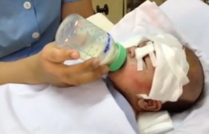 Clip be trai bi dam xuyen so bang dau, bu sua binh hinh anh