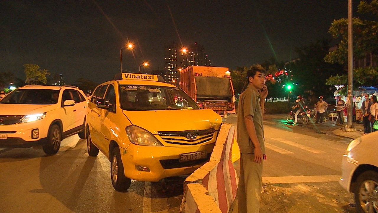 Taxi huc vao dai phan cach, 2 tre nho bi thuong hinh anh